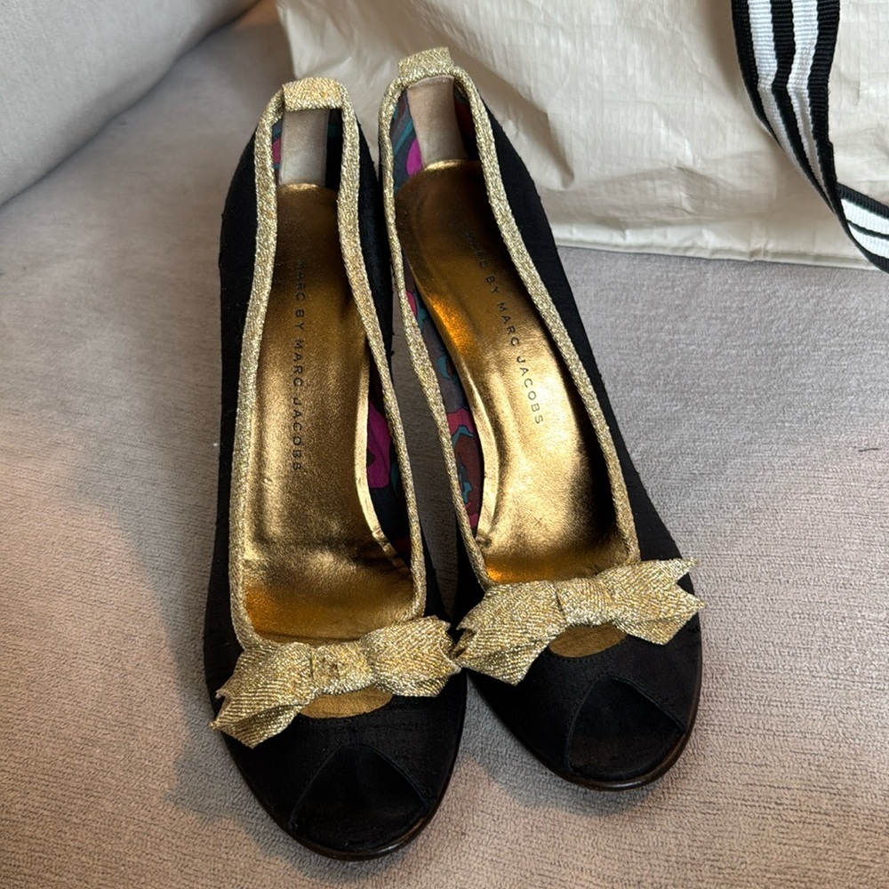 Marc Jacobs Black Gold Satin Bow Peep Toe Heels Size 37